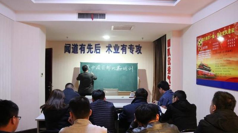 上班族学历提升，专升本与自考的路径选择解析