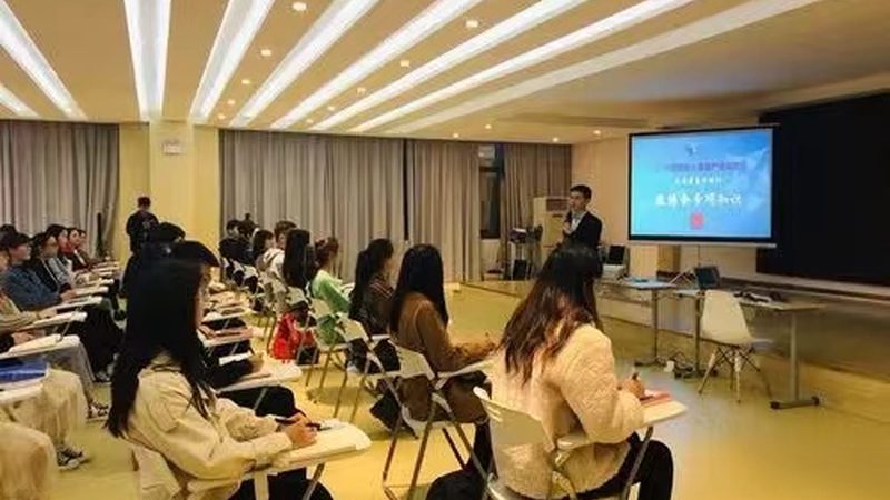 上海市教育考试院官网：http://www.shmeea.edu.cn/